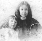 Leona Reiman behind her sister Rosalind